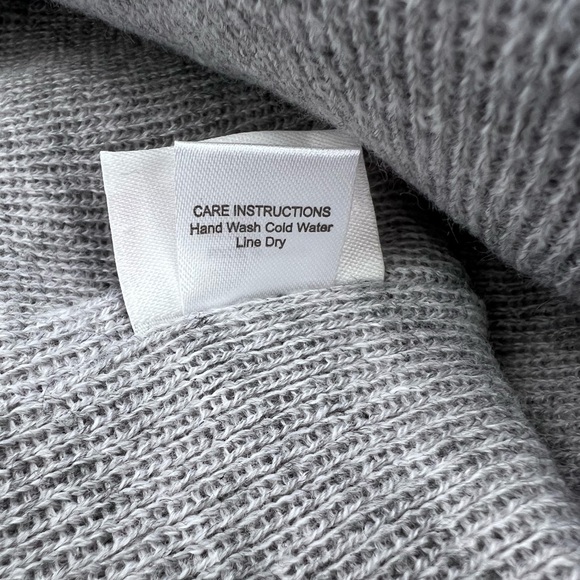 LEVI’S, BEANIE SET,2 WARM BEANIES,NAVY BLUE W/PATTERN & GREY,100%ACRYLIC, UNUSEX - Picture 16 of 16